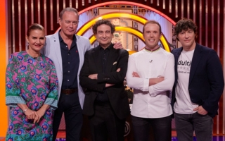 Lluc Crusellas en Masterchef estrenando chaqueta diseñada a medida por Masuniformes